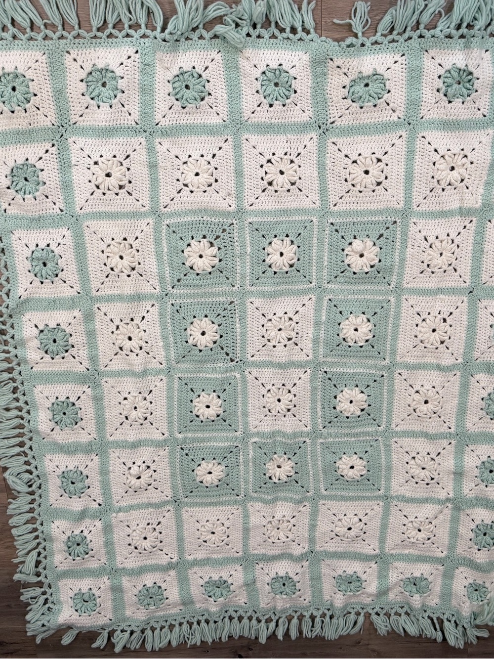 🌿 Vintage Crochet Granny Square Blanket